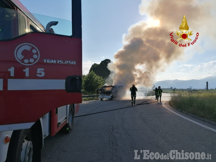 Airasca: camper in fiamme sulla SS23, Vigili del fuoco in azione