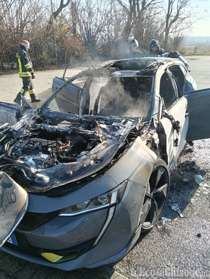 Orbassano: auto in fiamme in via Nenni, l'intervento dei Vigili del fuoco