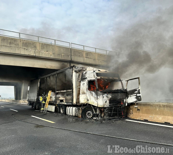 Rivalta: camion contro guard rail sulla tangenziale sud, si incendia dopo l'urto