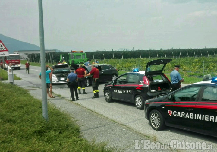 Revello: scontro tra auto in via Envie, due feriti lievi