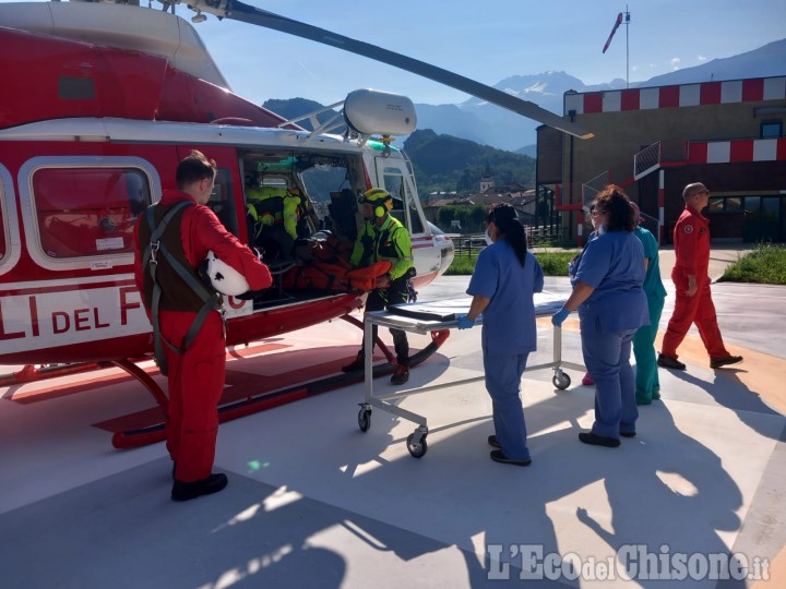 Usseaux: motociclista finisce in una scarpata, trasportato in ospedale dall'elicottero dei Vigili del fuoco