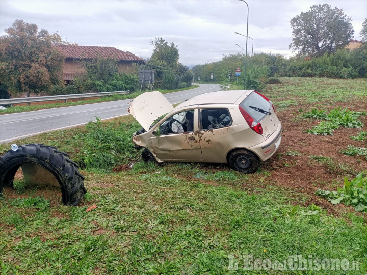 Rivalta: auto fuori strada si ribalta nei campi, conducente ferito