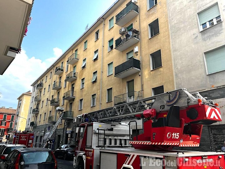 Pinerolo: bombola in fiamme sul terrazzo, Vigili del fuoco in via Bertacchi 