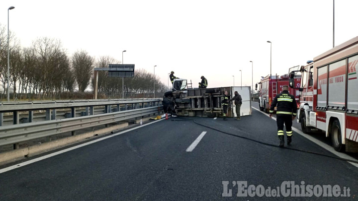 Camion ribaltato a Volvera, code e disagi: chiusa l'autostrada Torino-Pinerolo