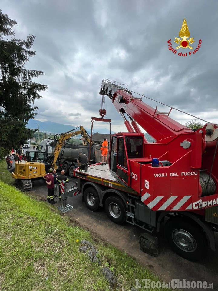 Giaveno: autocarro in bilico in strada Maddalena, l’intervento dei Vigili del fuoco