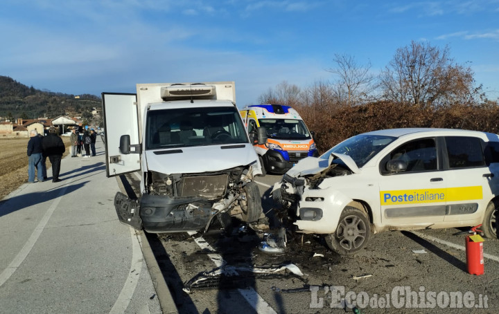 Revello: incidente sulla Provinciale fra tre veicoli, postina in ospedale 