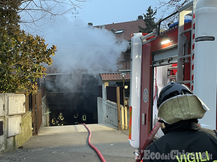 Beinasco, fiamme in un garage di via Torino 50: due intossicati, evacuate otto famiglie