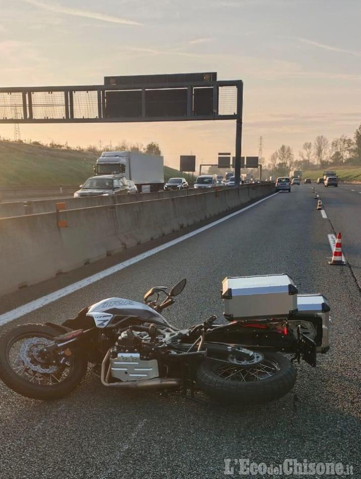 Beinasco: scontro tra auto e moto sulla tangenziale sud, ferito motociclista