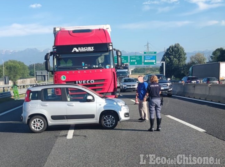 Nichelino: scontro tra auto e tir in tangenziale, un ferito