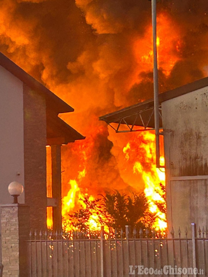 Nichelino: doppio incendio nella notte, l'intervento dei Vigili del fuoco
