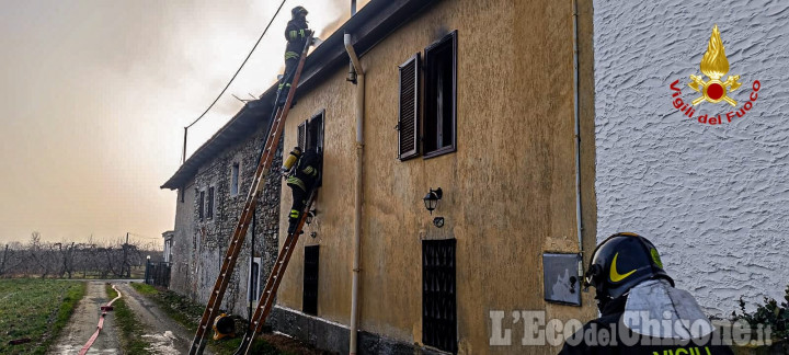 Campiglione Fenile: incendio in casa per un corto circuito, i Vigili del fuoco salvano due cani