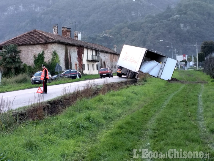 Revello: autoarticolato fuori strada in regione Paschero