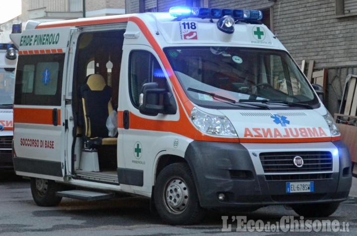 Pinerolo: colto da infarto, 84enne muore in piazza Roma