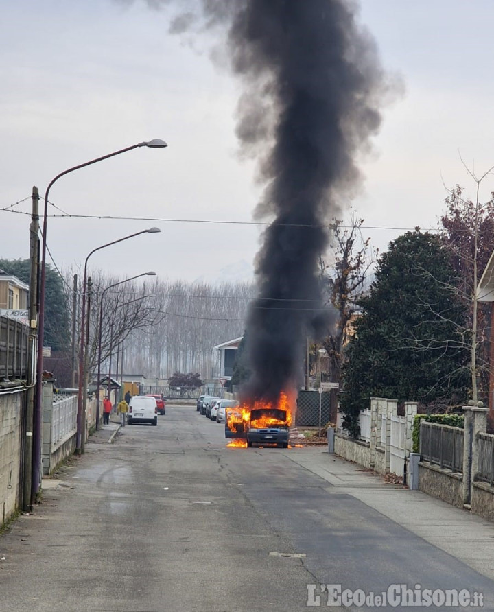 Vinovo: auto in fiamme in via Trieste, l'intervento dei Vigili del fuoco