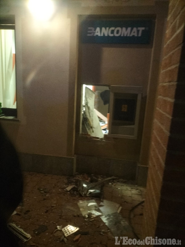 Osasio: ladri nella notte fanno saltare il bancomat con l'esplosivo