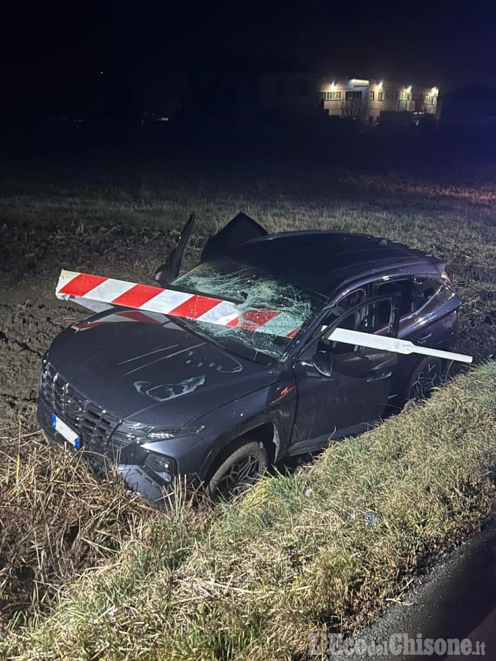 Abbatte il passaggio a livello tra Airasca e Volvera, ma il suo suv viene infilzato dalla sbarra