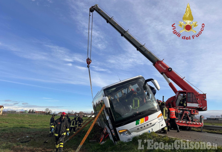 Autobus fuori strada a Villafalletto, paura per gli studenti di una scuola di Pinerolo