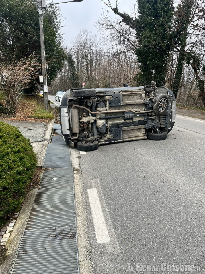 Giaveno: auto ribaltata in via Selvaggio, ferito il conducente