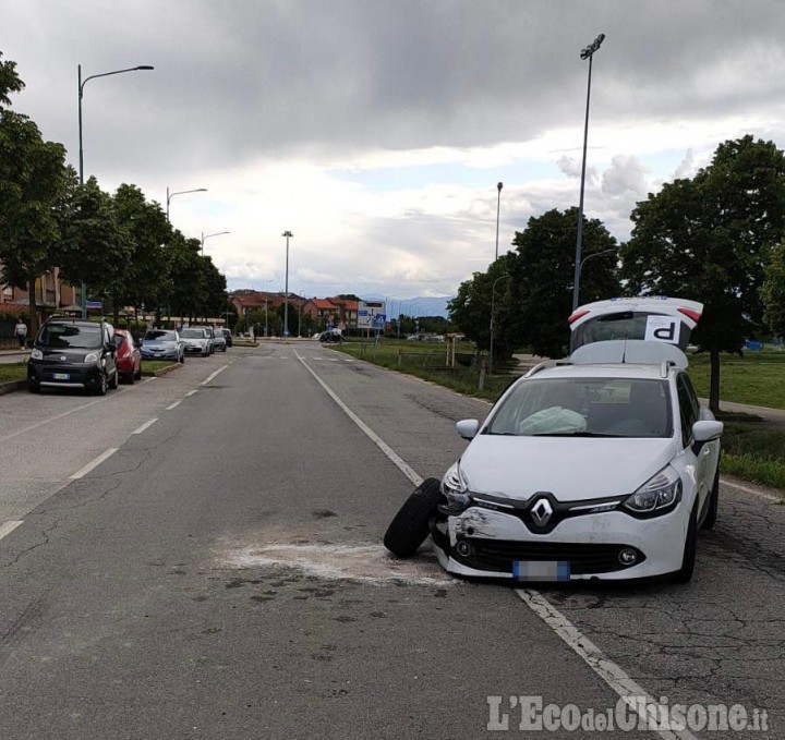 Volvera: auto contro furgone, due feriti lievi in viale Europa Unita