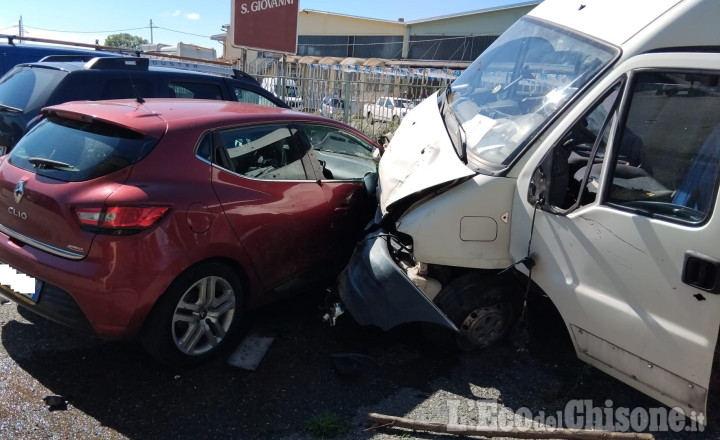 Luserna: furgone fuori strada, abbatte la recinzione e danneggia tre auto