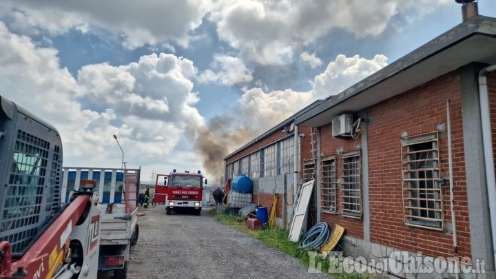 Beinasco: principio di incendio in una ditta di Borgo Melano, l'intervento dei Vigili del fuoco