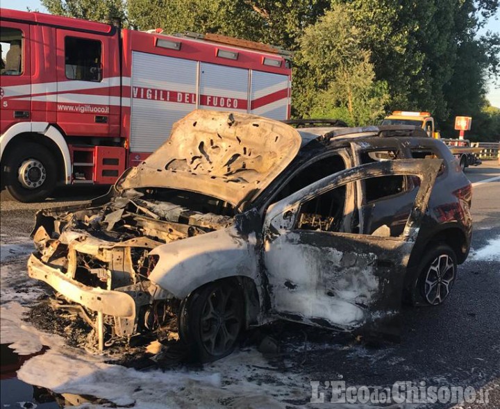 A Nichelino carambola tra auto in tangenziale sud: due in fiamme, una ribaltata, quattro i feriti