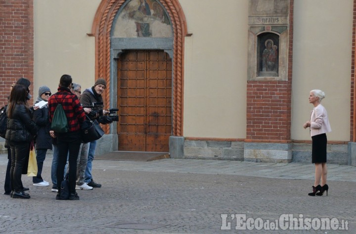 Una troupe televisiva nel centro storico di Pinerolo