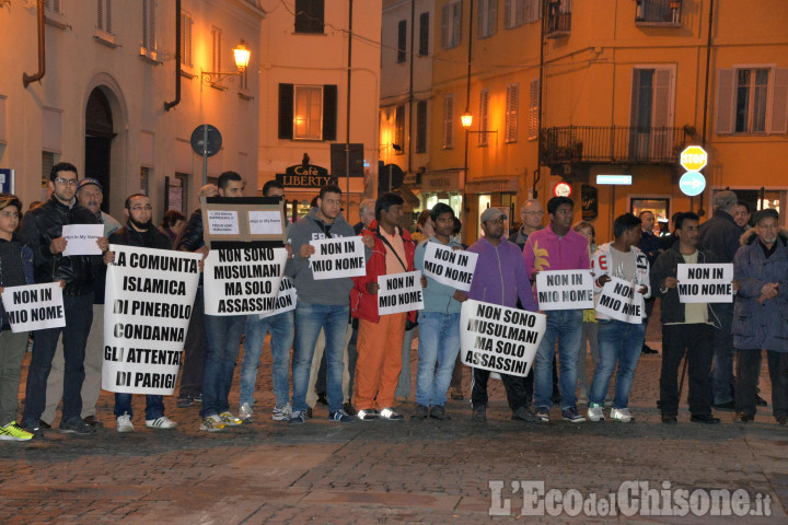 A Pinerolo il presidio di solidarietà nei confronti del popolo francese