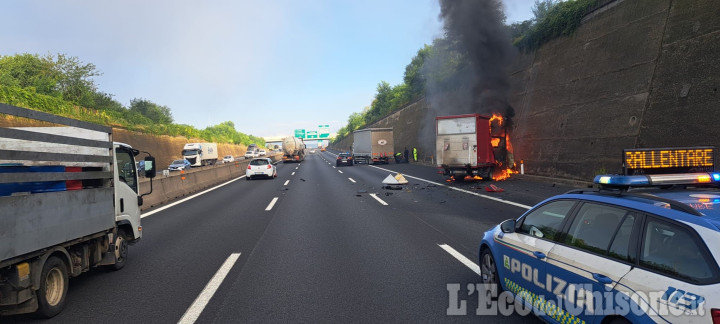 Scontro tra due mezzi sulla tangenziale sud, un furgone si incendia: morto il conducente