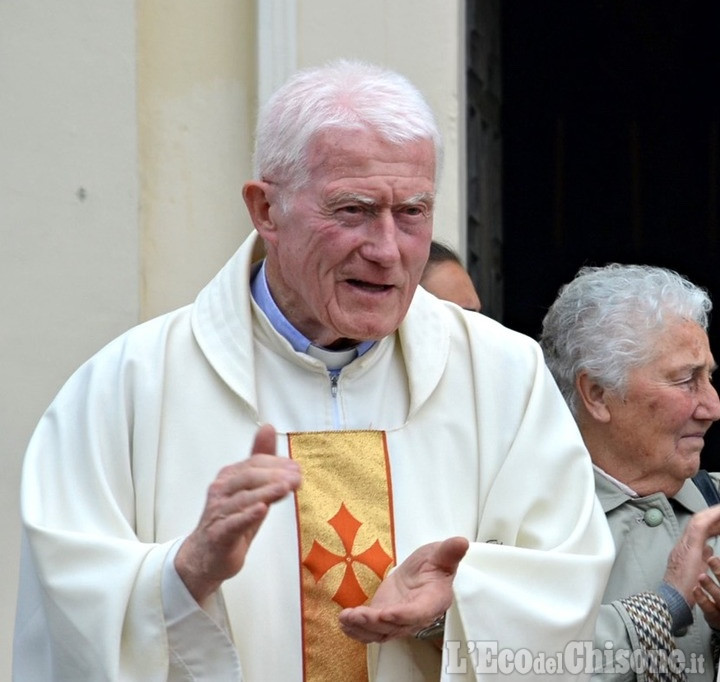 A Villar Perosa l'addio a Roberto Comba, ex parroco, calciatore e allenatore