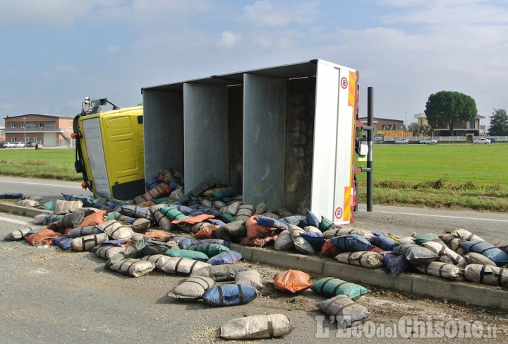 Roletto: camion si ribalta e perde il suo carico di sabbia sulla Sp 589