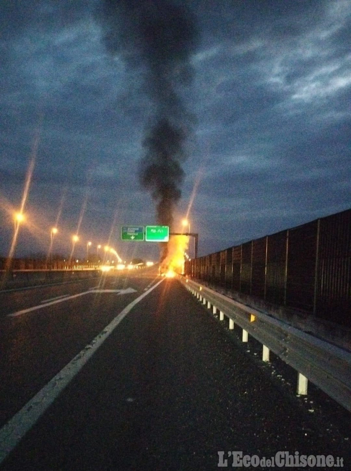 Piscina: furgone in fiamme sull'autostrada Torino-Pinerolo