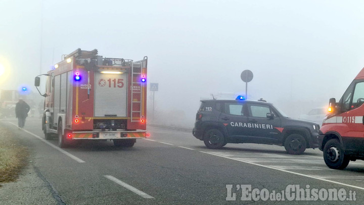 Rivalta: auto fuori strada, finisce contro la cabina del gas di via Primo Maggio