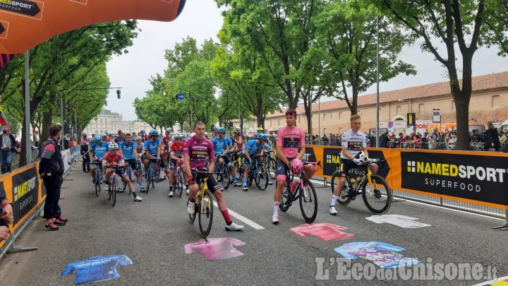Giro d'Italia festa di partenza a Stupinigi e subito fuga con Marengo