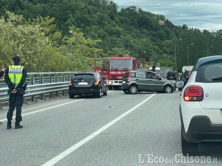 Scontro tra auto e furgone, incidente stradale sulla variante di Porte