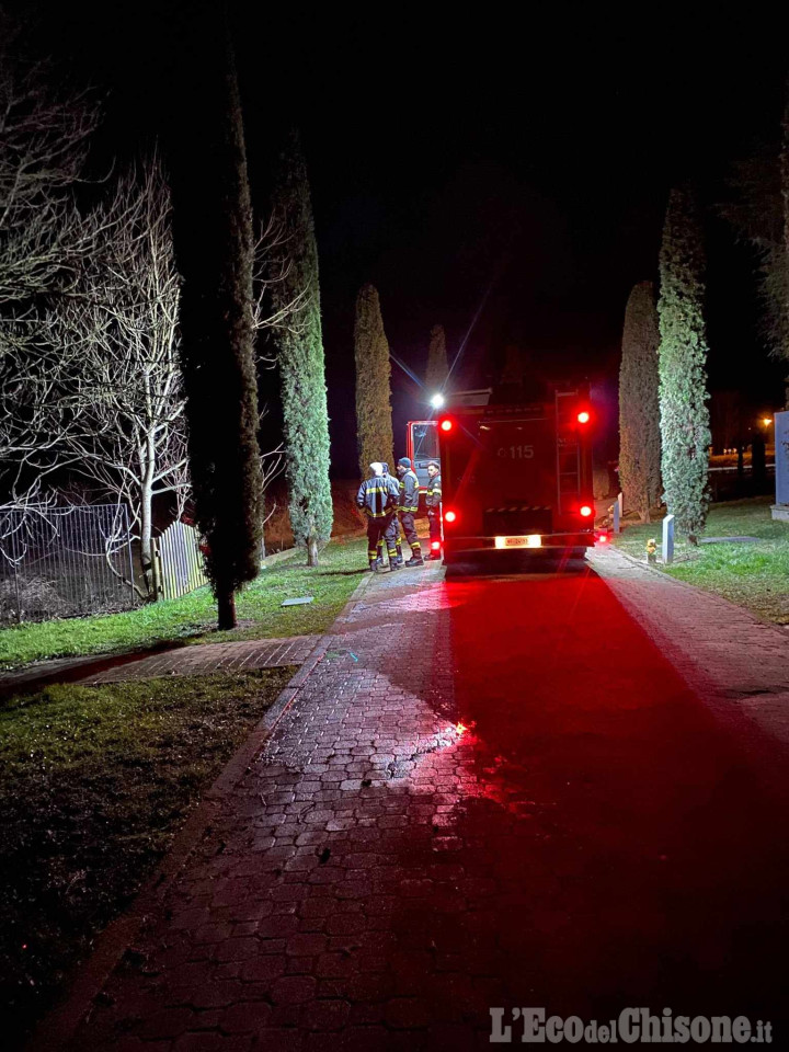 Candiolo: cipresso in fiamme al parco giochi, individuati cinque giovani