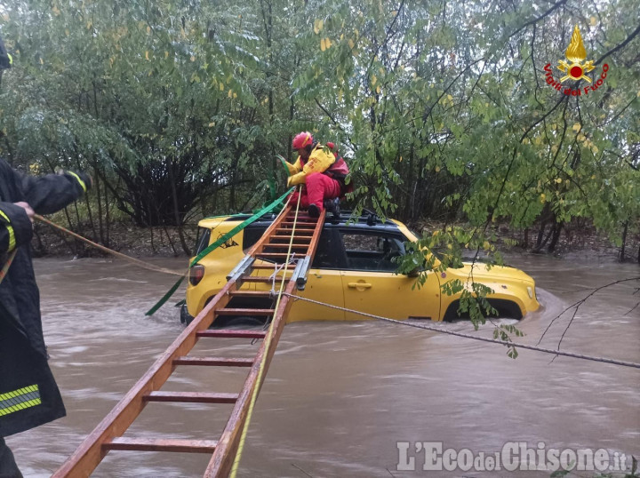 Piscina: bloccato dall'acqua mentre guadava il torrente, salvato dai Vigili del fuoco