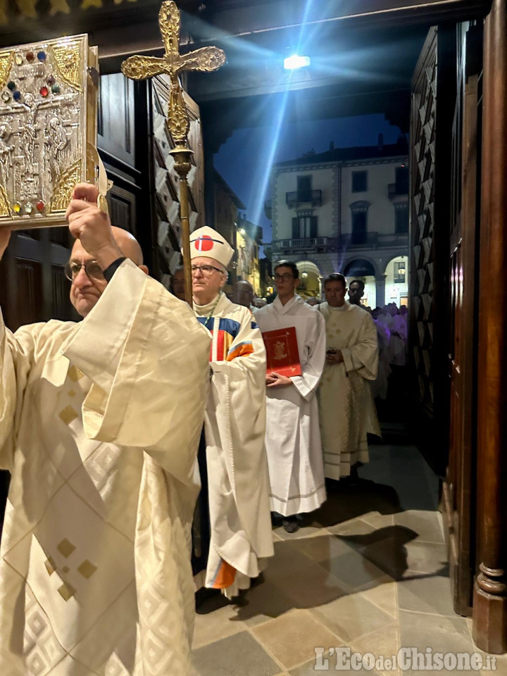 Pinerolo: il vescovo Derio Olivero ha aperto l'anno giubilare in cattedrale