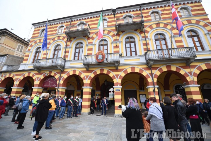 Luserna S.G.: commozione e partecipazione al presidio in memoria di Carmen De Giorgi