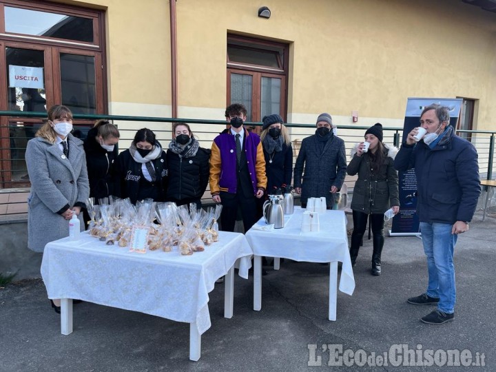 Pinerolo: gli studenti del "Prever" offrono un ristoro caldo agli operatori e utenze del centro vaccini di Abbadia 