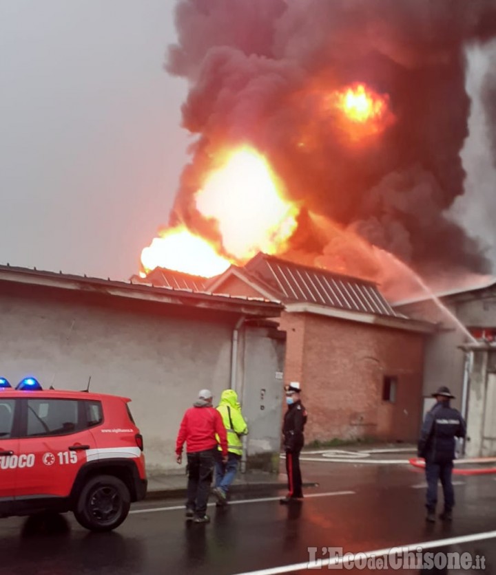 Luserna S.G.: incendio in via I Maggio, divieto di apertura finestre