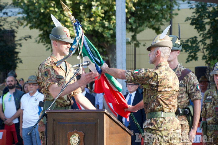 Pinerolo: nuovo comandante per il 3° Reggimento Alpini. Il Colonnello Alberto Salvador si è insediato ieri alla Berardi.