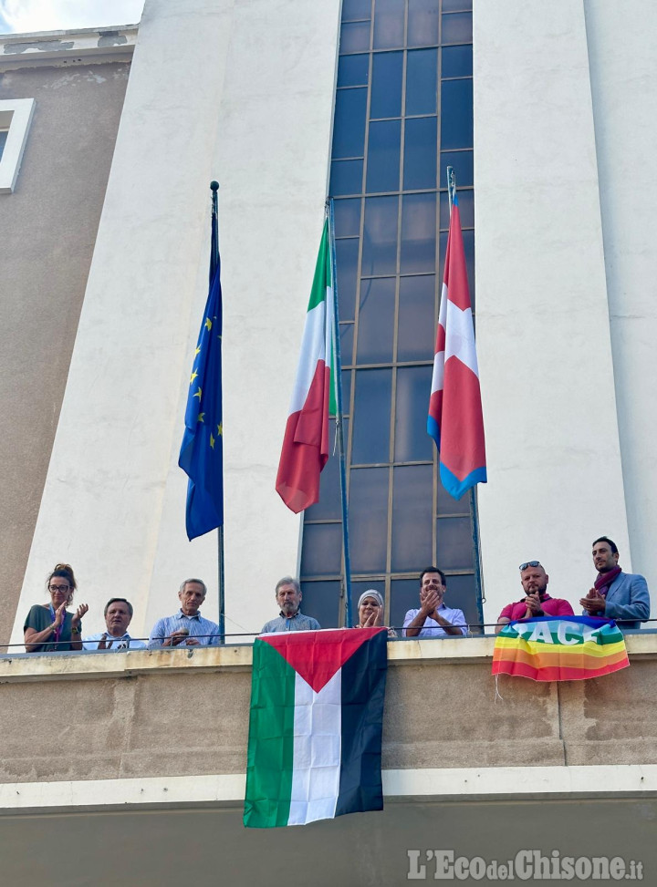 Pinerolo: esposta la bandiera della Palestina sulla facciata del Comune
