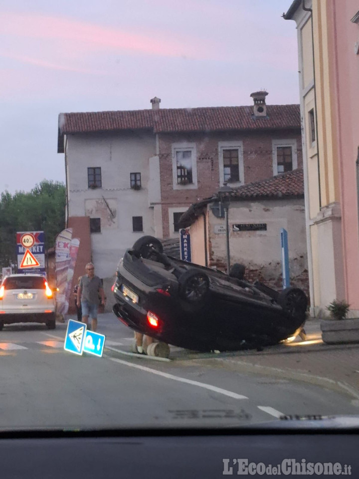 Cardè: auto ribaltata davanti alla chiesa