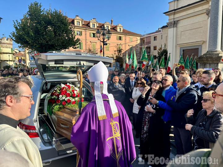 Funerali di Matilde Lorenzi, in tanti a Giaveno per l'ultimo saluto alla campionessa dello sci