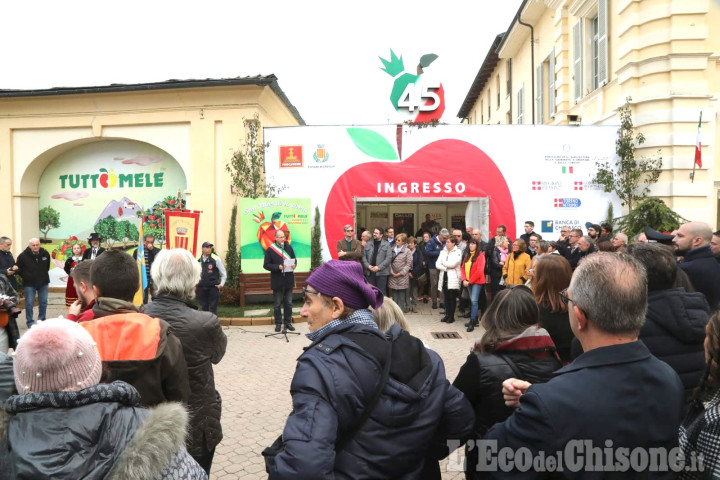 Cavour: inaugurata la 45ª edizione di Tuttomele. Oggi: mercato agricolo, concerti all'Abbazia e "Paese in festa"