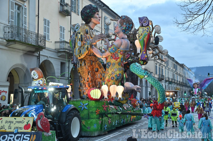 Carnevale a Pinerolo: vincono "Gli Amici del Pellice"; scoppia la polemica sui saluti romani fatti da alcuni figuranti di un altro carro 