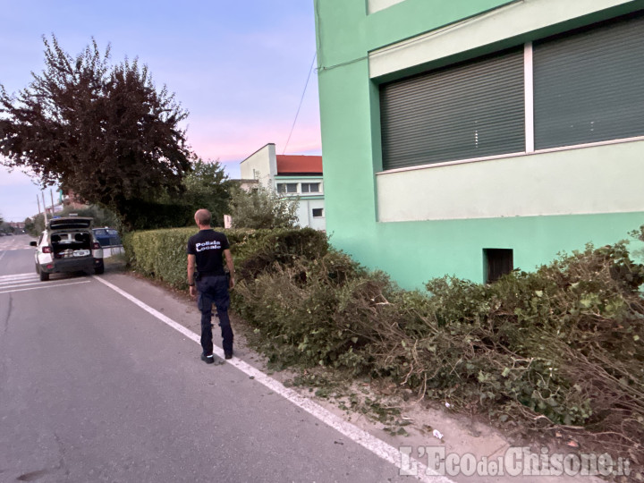 Volvera: ubriaco al volante, sfonda la siepe della scuola don Balbiano