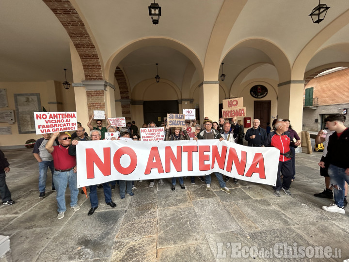 Orbassano: oltre un centinaio di residenti in marcia contro le antenne di via Frejus