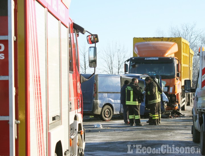 Casalgrasso: schianto frontale sulla Provinciale, un morto e quattro feriti gravi